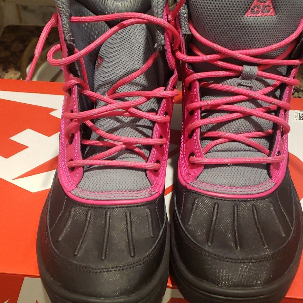 Nike ACG Vibrant Pink and Gray Outdoor Boots - Picture 6 of 7